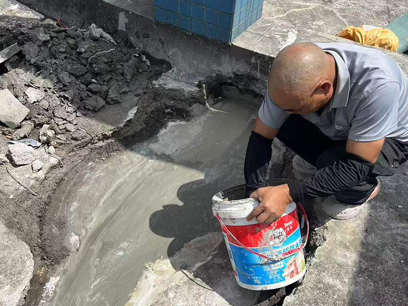 楼顶屋面裂缝漏水局部维修
